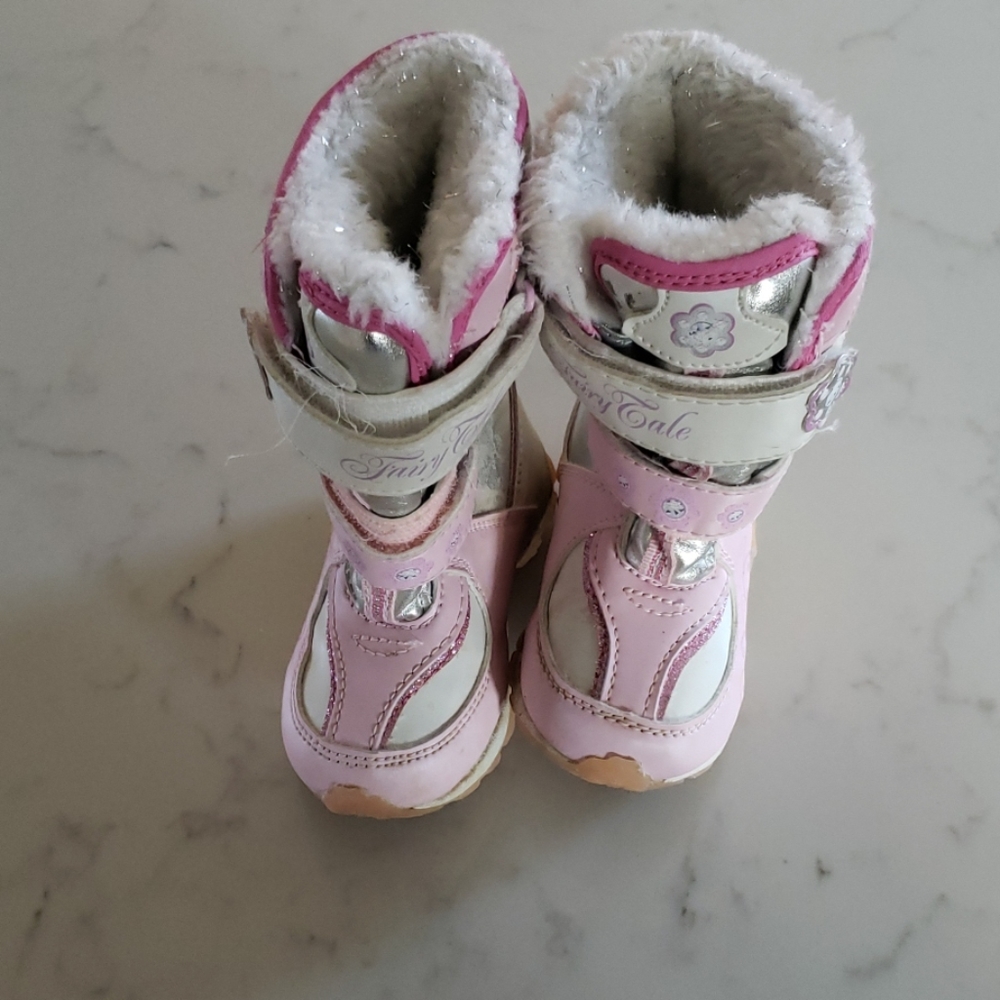Toddler girls size 6 princess snow boots.